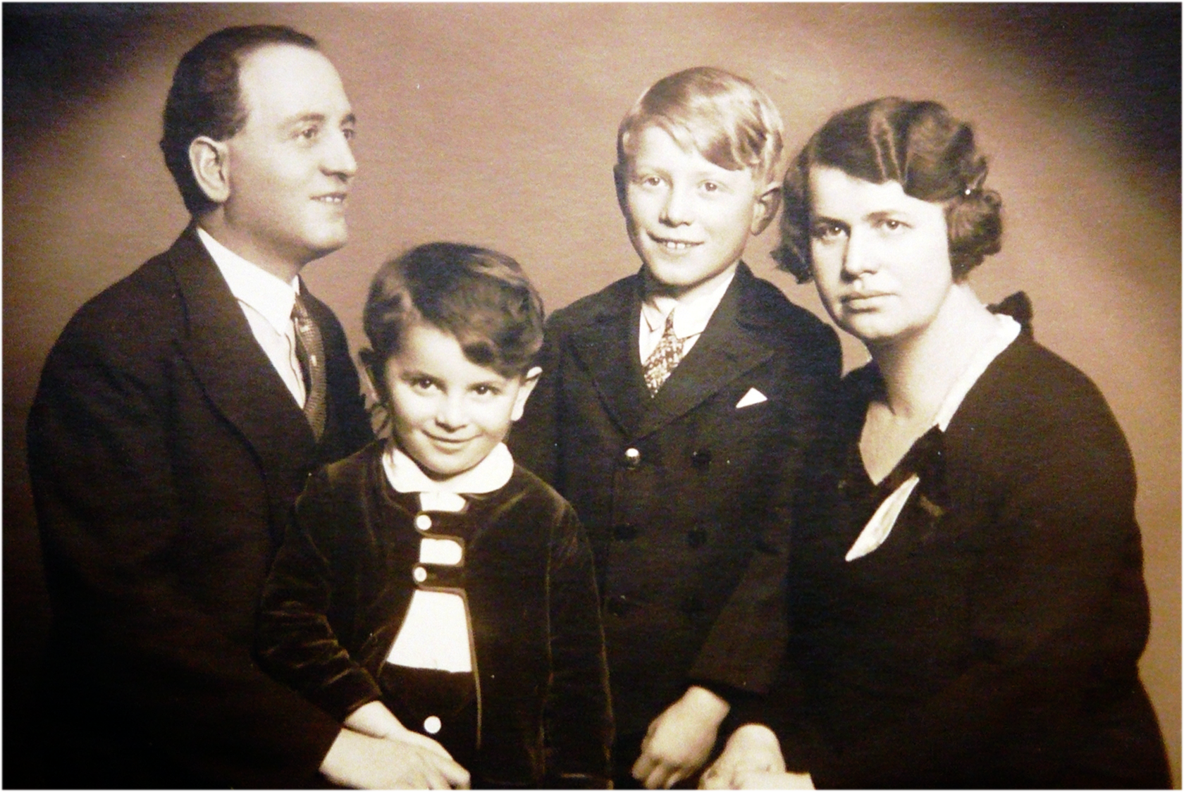 Pavel Oliva s rodiči a bratrem Otakarem